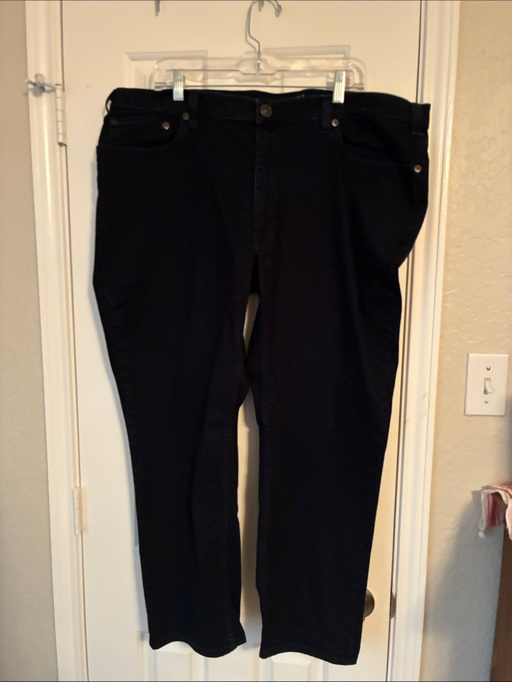 Men’s tapered fit black jeans